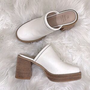 White Mules Chunky block Heel and Textured Leather new in box 8 NWT Slip Ons